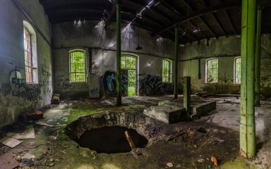 Trou dans le plafond d'un panorama d'usine