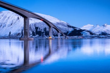  Pont et réflexion à la surface de l'eau. Paysage Norvège